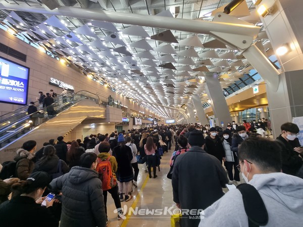귀성객들로 붐비는 김포공항의 모습 @뉴스코리아 문대진 기자