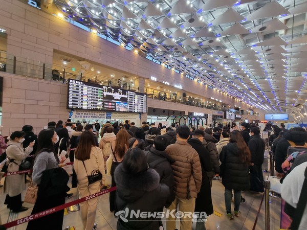 귀성객들로 붐비는 김포공항의 모습 @뉴스코리아 문대진 기자