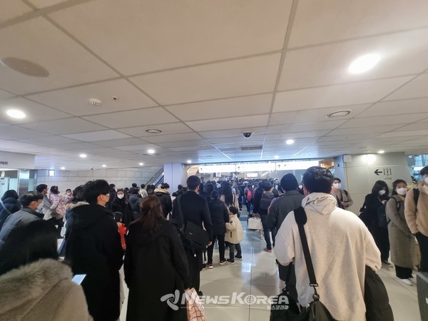 귀성객들로 붐비는 김포공항의 모습 @뉴스코리아 문대진 기자