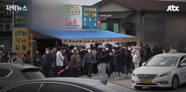 논산훈련소 앞 혼잡한 모습 : Jtbc 방송 갈무리