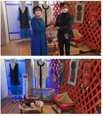 키르기스스탄 디나라 케멜로바 대사와 서울다문화박물관 김윤태 관장이 감사패를 상호 교환 했다. @뉴스코리아 Mamralieva Aida 통신원
