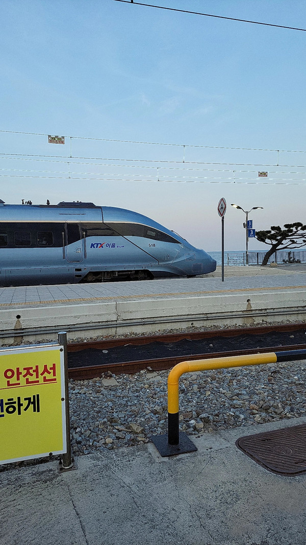 정동진역 3번 승강장에 정차해있는 KTX-이음 열차 @뉴스코리아 최성민 기자