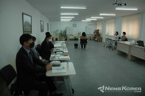 ▲타슈켄트 한국 교육원에 마련된 제20대 대통령 선거 투표소- @뉴스코리아 신현권 특파원