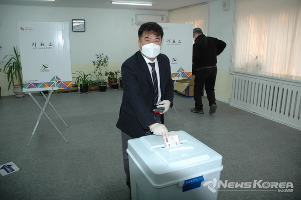 ▲기선거함에  기표용지를 넣고 있는 강창석 우즈베키스탄 한인회장- @뉴스코리아 신현권 특파원