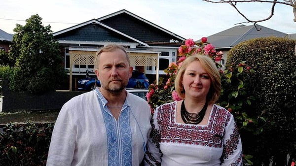 남편 올렉시 이코니코프와 함께 찍은 올하 비아젠코는 지난 금요일 러시아의 침공 이후 우크라이나의 가족과 친구들을 걱정하고 있다. / 사진출처 : NZ Stuff 