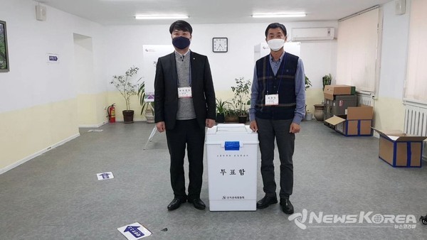 ▲우즈베키스탄 재외 선거관리  허선행 위원장(오른쪽) 김종진 부위원장(왼쪽)- @뉴스코리아 신현권 특파원