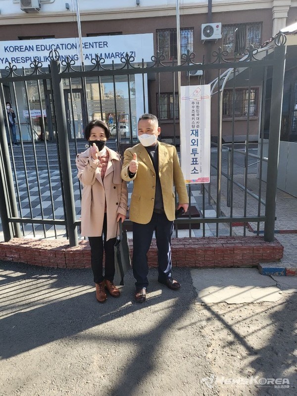 ▲투표를 마치고 인증샷을 찍는 사마르칸트한식당  식후경 조진호 대표 부부- @뉴스코리아 신현권 특파원