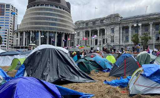 국회의사당 앞에서 텐트를 치고 시위하는 시위대