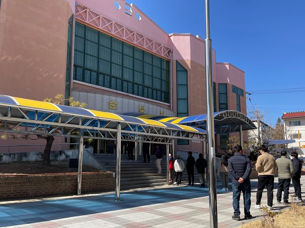 제 20대 대통령 선거 사전투표를 하기 위해 거리두기 하며 기다리는 시민들의 모습