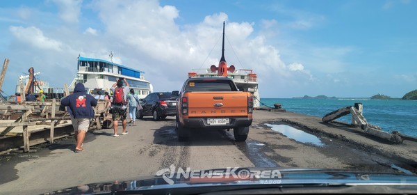 만녹항에서 취재차량을 선박에 선적하고 있다.@뉴스코리아 최신 특파원