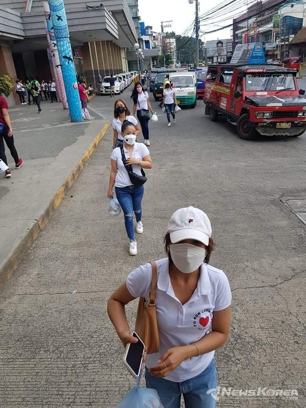 음식과 마스크를 소포장하여 거리로 나선 필리핀 다바오 코필 커뮤니티 다바오(FIL-KOR COMMUNITY DAVAO)회원