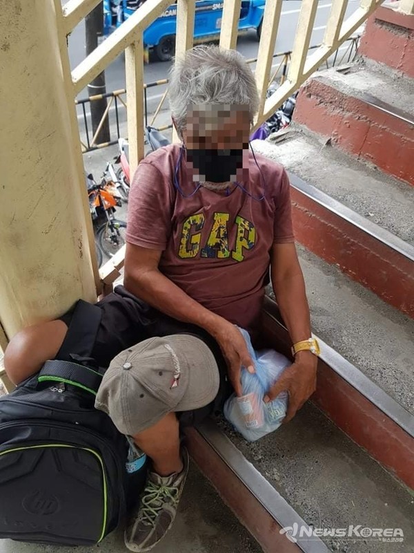 음식과 마스크를 소포장하여 거리로 나선 필리핀 다바오 코필 커뮤니티 다바오(FIL-KOR COMMUNITY DAVAO)회원