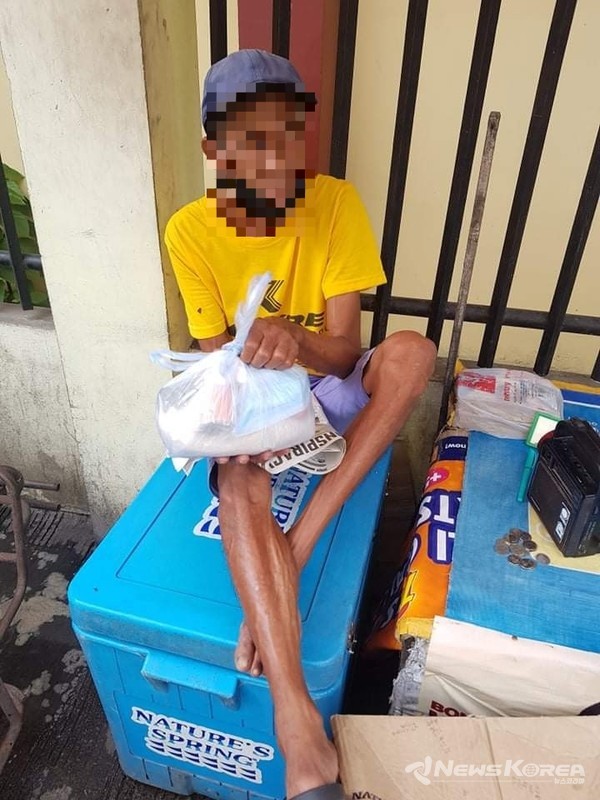 음식과 마스크를 소포장하여 거리로 나선 필리핀 다바오 코필 커뮤니티 다바오(FIL-KOR COMMUNITY DAVAO)회원