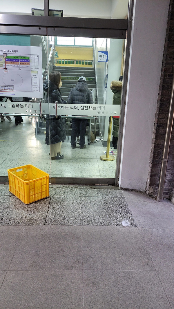 잠실2동 제2투표소 잠신중학교에서 이른 아침부터 투표에 참여하는 국민들의 모습