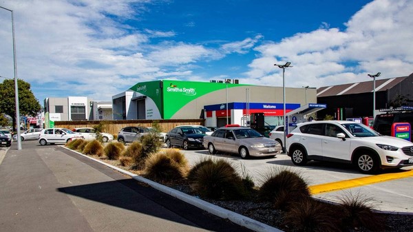 주유를 하기 위해 길게 줄서고 있는 차량들 / 사진출처 : NZ Stuff