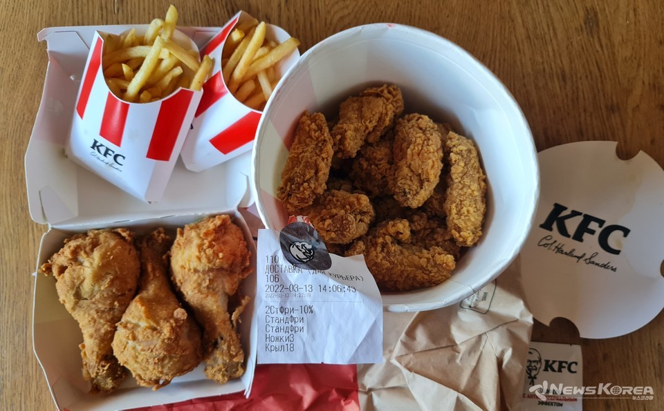 집으로 배달시킨 KFC 치킨 @뉴스코리아 안정현 특파원