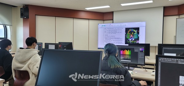 방송,광고,영상학부 학생들이 자격증을 목표로 한 포토샵 수업중인 실습강의실 @뉴스코리아 최신 기자