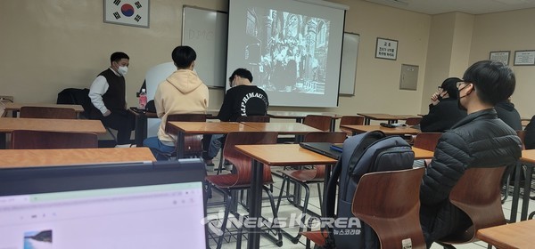 촬영에 필요한 응용 사례들을 시청각을 통해 교육중인 전공 수업중인 학생들 @뉴스코리아 최신 기자