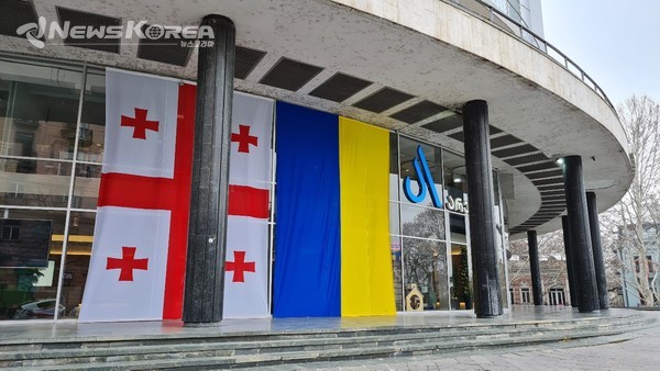 우크라이나를 응원하는 글들이 조지아 전역은 물론 상업 시설에도 우크라이나 국기와 함께 설치 되었다.@뉴스코리아 트빌리시 박철호 특파원