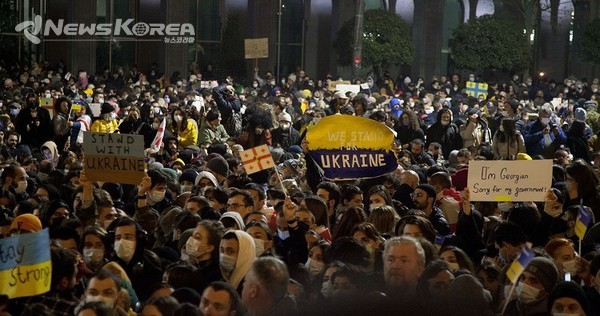 조지아 수도 트빌리시 국회 의사당 앞 루스타벨리 대로 6차선을 가득 메우고 우크라이나를 응원하는 군중들 (사진 Nino Alavidze) @뉴스코리아 박철호 특파원
