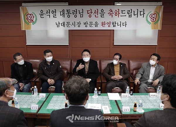 당선 후  남대문시장을 찾았던 윤석열 당선인과 상인들 @사진제공: 국민의 힘