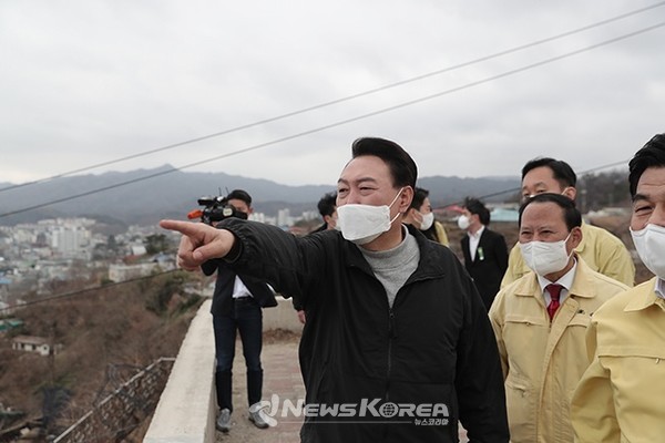 울진 산불 현장을 다시 찾았던  윤석열 당선인 @사진제공: 국민의 힘