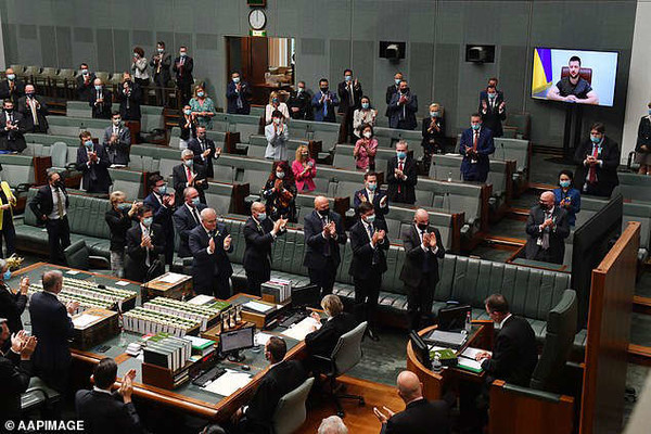 젤렌스키 대통령의 화상연설이 끝나면서, 호주의 상하원 전원은 기립박수로 우크라이나에 대한 지지의 뜻을 다시 한번  확약했다.