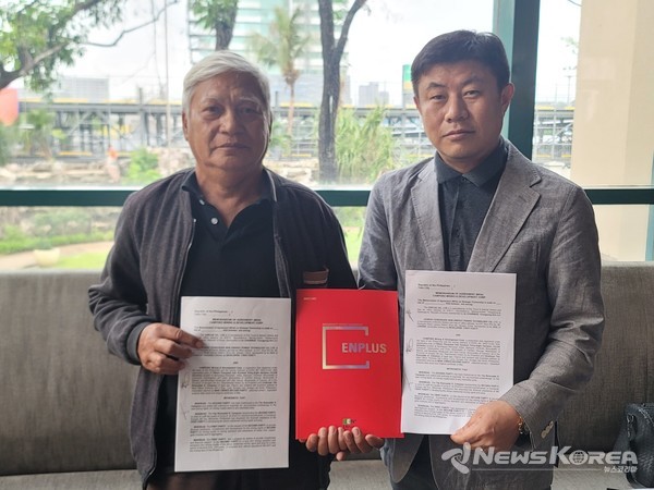 (주)이엔플러스가 필리핀의 니켈광산 운영권을 인수했다. @뉴스코리아 (사진: Camposo Mining Corporation 회장 띠또캄포소(좌), (주)이엔플러스 안영용 회장(우) / 이엔플러스 제공)