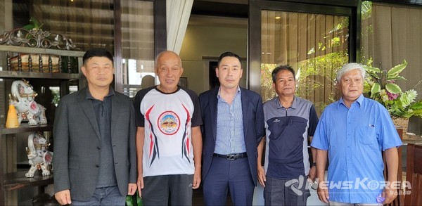 (사진: 왼쪽부터 ㈜이엔플러스 안영용 회장, 수리가오델수르주(州) 알렉산더 피멘텔 주지사, 필리핀경제특구청 찰리위(Charlie wee) 특별고문, Camposo Mining Corporation 회장 띠또캄포소(맨 우측) / 이엔플러스 제공)