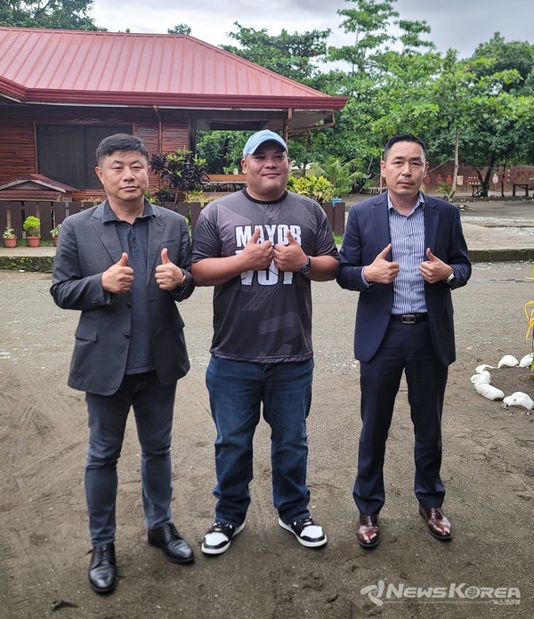 (사진: 왼쪽부터 ㈜이엔플러스 안영용 회장, 카라스칼시(市) 비센테 피멘텔 시장, 필리핀경제특구청 찰리위(Charlie wee) 특별고문 / 이엔플러스 제공)