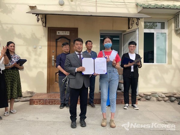 강창석 우즈베키스탄 한인회장과 장학금 수혜 학생 @뉴스코리아 신현권 특파원