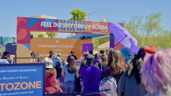 BTS 라스베이거스 콘서트가 열리는 엘리전트 스타디움에 마련된 한국관광 홍보부스에서 체험을 기다리고 있는 참가자들