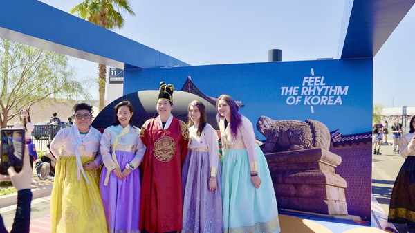 한국관광 홍보부스에 마련된 포토존에서 사진을 찍고 있는 참가자들