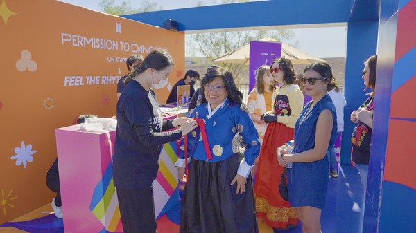 한국관광 홍보부스에 마련된 한복체험을 하고 있는 참가자들