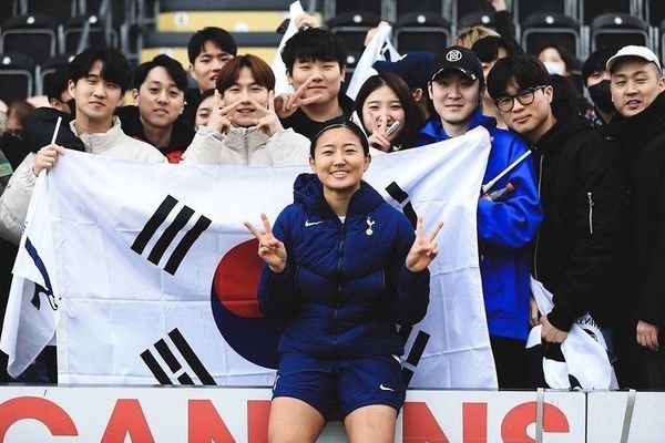 영국 여성축구 조명을 위해 런던 소재 대학 유학생 20명을 초청하여 여자축구 국가대표 주장 조소현(토트넘 훗스퍼) 선수 경기를 관람한 후 촬영한 기념사진