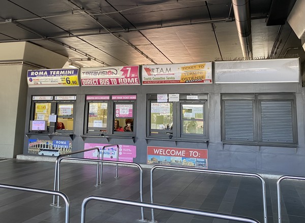 로마 피우미치노 공항의 버스 티켓 부스