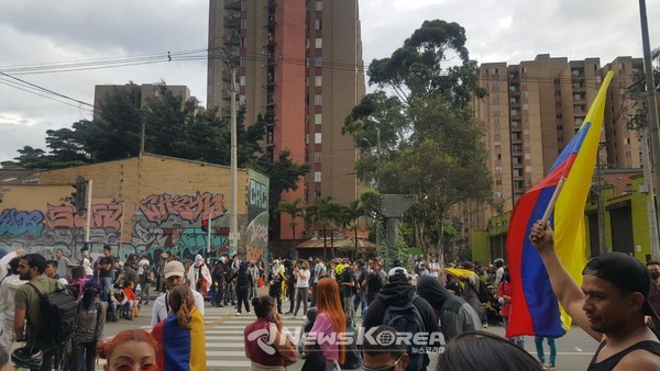 메데진에 운집한 시위대 행렬 @뉴스코리아 최신 특파원