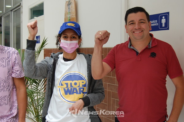 캠페인에 앞서 STOP WAR를 잠시 외쳐봤다. @뉴스코리아 최신 특파원