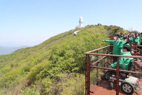대구비슬산 무장애 데크를 시찰중인 노점환 한국관광공사 본부장. 김윤아 문체부 사무관. 최동우 지체장애인협회달성지회 사무국장 @한국관광공사