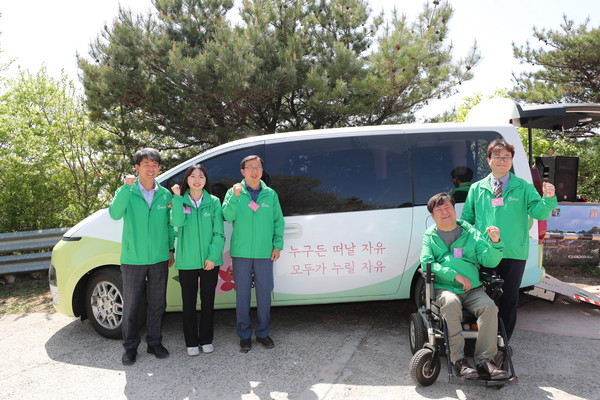 무장애관광차량 시승식(왼쪽부터 노점환 한국관광공사 본부장. 김윤아 문체부 사무관. 권성열 달성군관광 과장. 최동우 지체장애인협회달성지회 사무국장 @한국관광공사