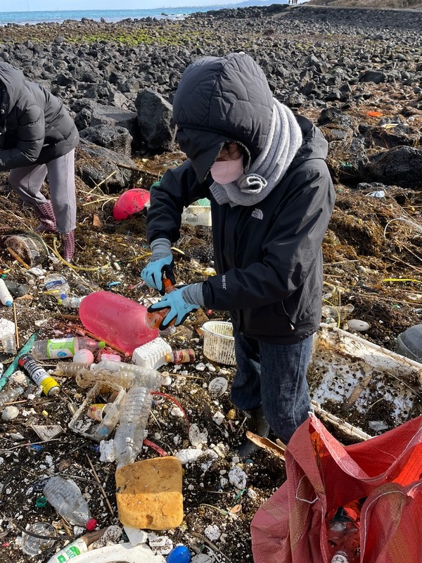 제주도 비양도에서 플로깅. 디프다제주(@diphda_jeju) / 페셰(@pesce.co) / 시셰퍼드코리아(@seashepherd_korea) / 톤28(@toun28_movement) / 와이퍼스(@wiper.th) / 쓰줍인(@sseujubin_official). 등과 함께  | @해양쓰레기 사냥꾼 윤기 