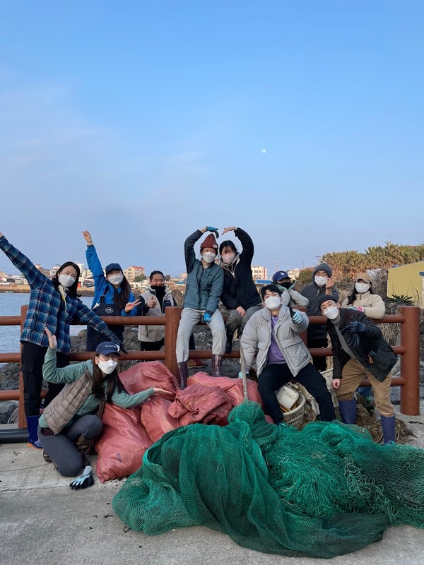 플로깅 진행 사진. 디프다제주(@diphda_jeju) / 페셰(@pesce.co) / 시셰퍼드코리아(@seashepherd_korea) / 톤28(@toun28_movement) / 와이퍼스(@wiper.th) / 쓰줍인(@sseujubin_official) 등과 함께 | @해양쓰레기 사냥꾼 윤기 