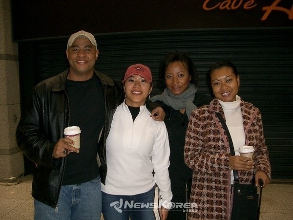 @ 이준 중령이 2006년 서울에서 여동생 린다 워맥(가운데), 이복 여동생 바바라 윌콕스(왼쪽), 샌드라 워맥(오른쪽)과 함께 찍은 사진. (미 육군 홈페이지)