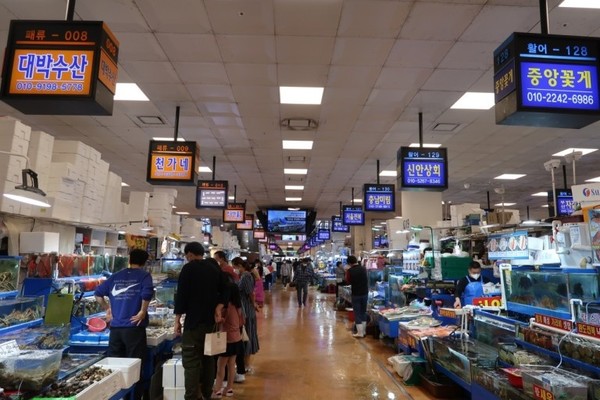 각 상점들을 직접 둘러보며 구매할수 있다. @뉴스코리아 임수현 기자