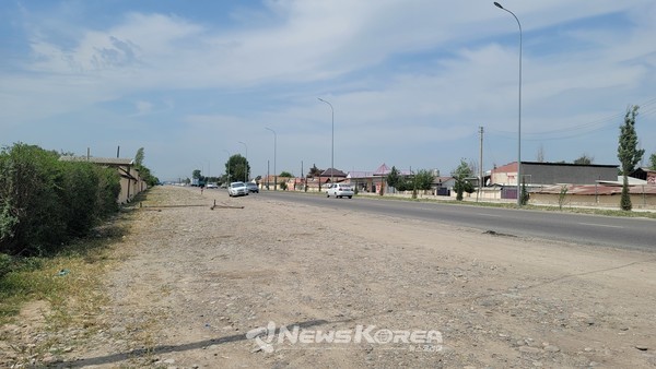타슈켄트 외곽의 한산한 도로 모습 @뉴스코리아 최신 특파원