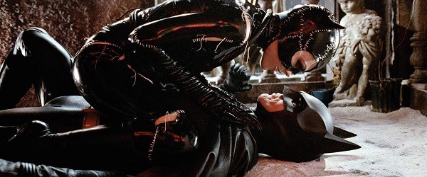 악당과 영웅의 경계가 애매한 캣우먼과 배트맨. 영화  스틸컷