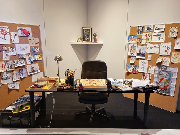 전시중인 팀 버튼의 작업공간