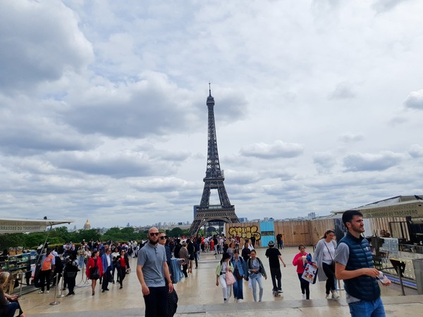 파리 에펠탑 관광객들 @뉴스코리아 임성택 특파원.