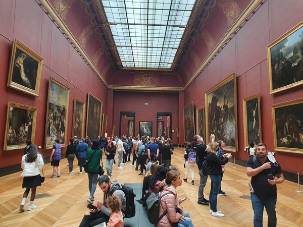 파리 르부르의 관람객들 @뉴스코리아 임성택 특파원.