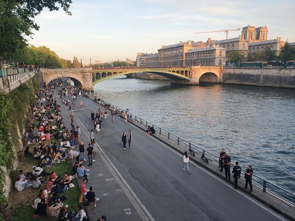 파리 세느강가의 인파들 @뉴스코리아 임성택 특파원.